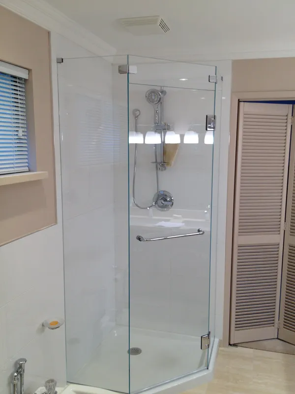 Type 414S frameless shower enclosure