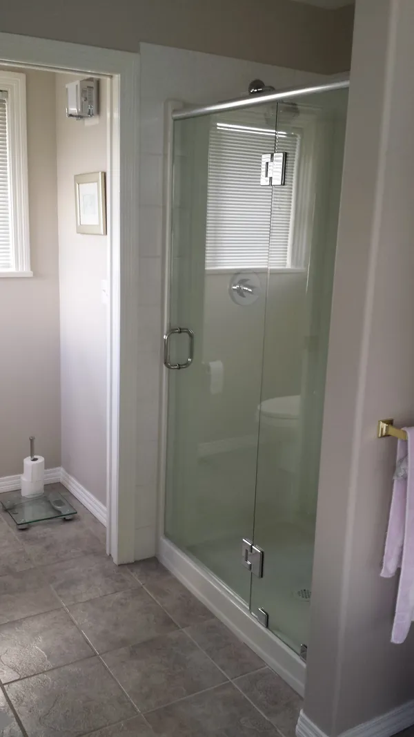 Type 12H frameless shower enclosure variant 2
