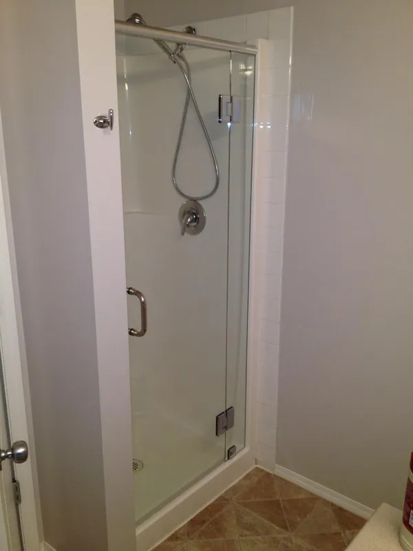 Type 12H frameless shower enclosure