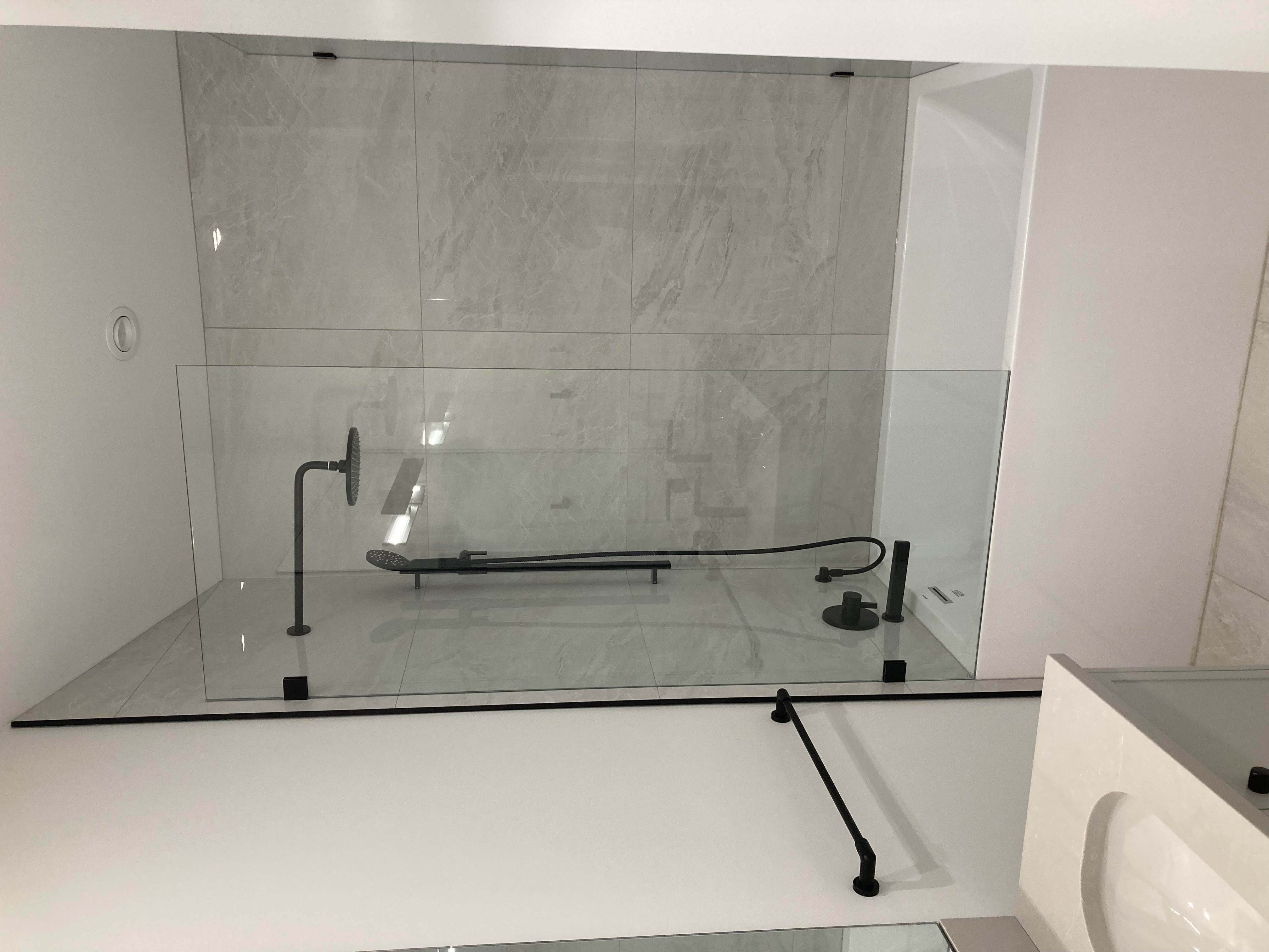 Custom glass bathtub panel