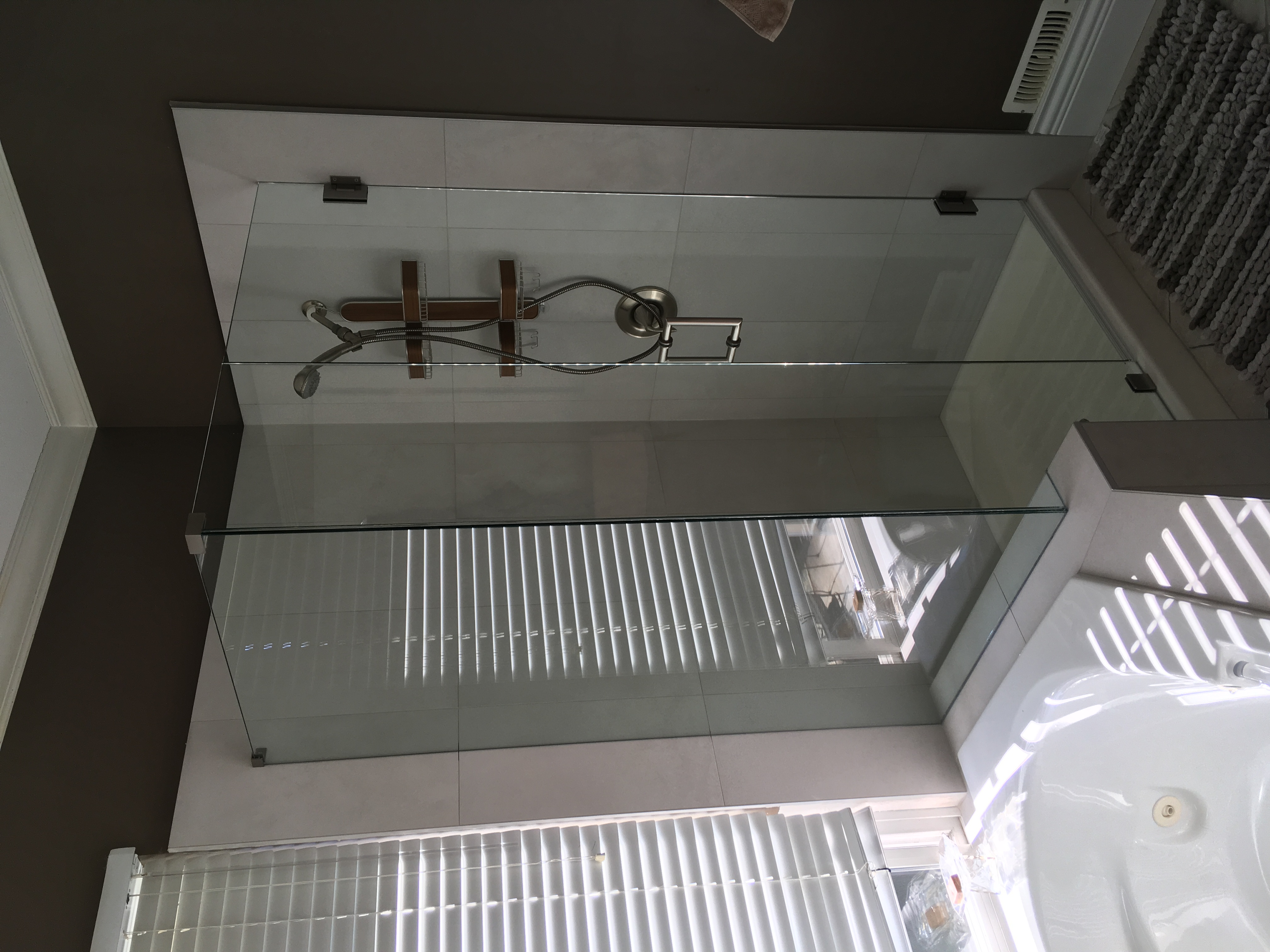 Type 12N3 frameless shower enclosure variant 2